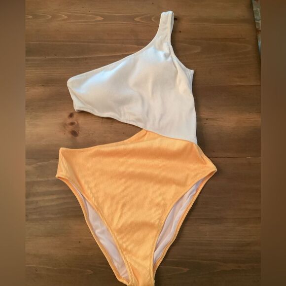 CUPSHE SIZE LARGE ONE SHOULDER CUT OUT ONE PIECE SWIMSUIT WHITE LIGHT ORANGE - Picture 2 of 8
